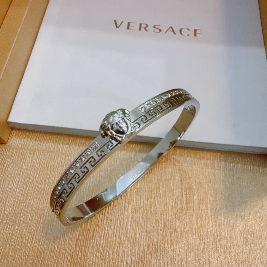 Versace Jewelry Dumeisa logo bracelet, diamond-inlaid, exquisite craftsmanship — AAA Quality Replica — photo 6