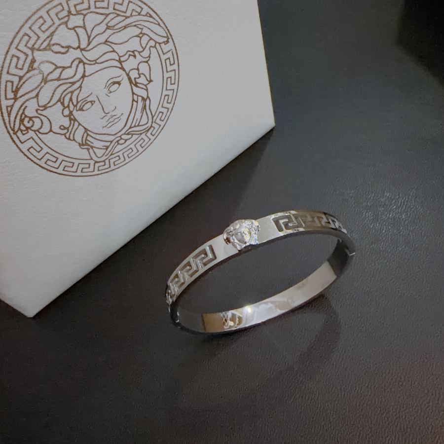 Versace Jewelry Dumeisa logo bracelet, diamond inlaid, exquisite craftsmanship — 1:1 Replica — photo 3