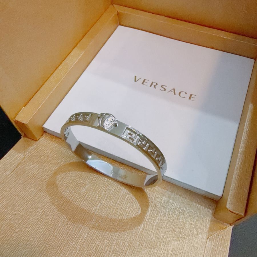 Versace Jewelry Dumeisa logo bracelet, diamond inlaid, exquisite craftsmanship — 1:1 Replica — photo 2