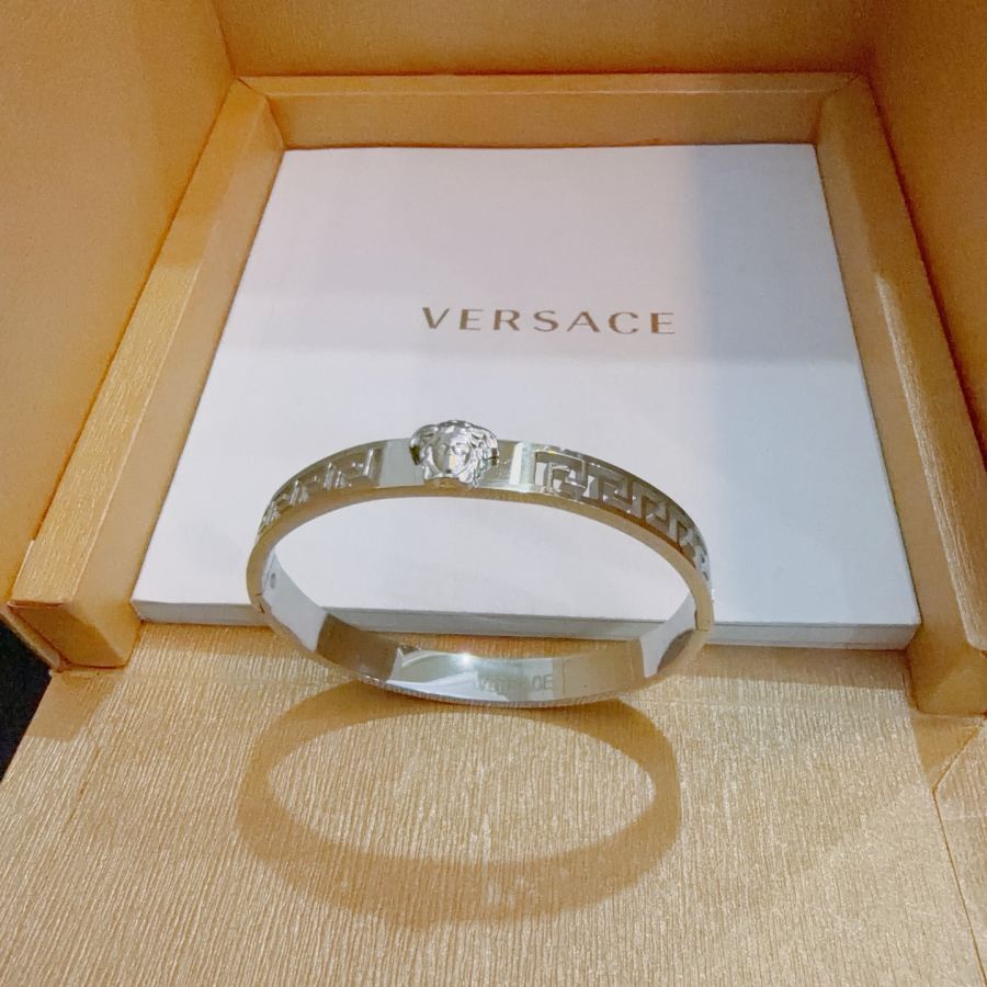 Versace Jewelry Dumeisa logo bracelet, diamond inlaid, exquisite craftsmanship — 1:1 Replica — photo 5