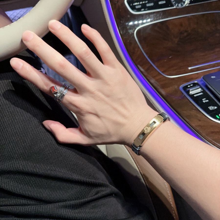Versace Jewelry Dumeisa logo bracelet, exquisitely crafted with diamonds — Premium Replica — photo 5