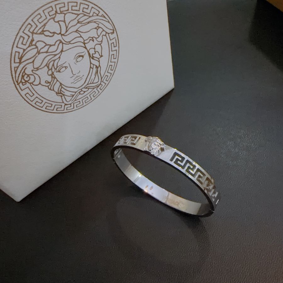Versace Jewelry Dumeisa logo bracelet, diamond inlaid, exquisite craftsmanship — 1:1 Replica — photo 4