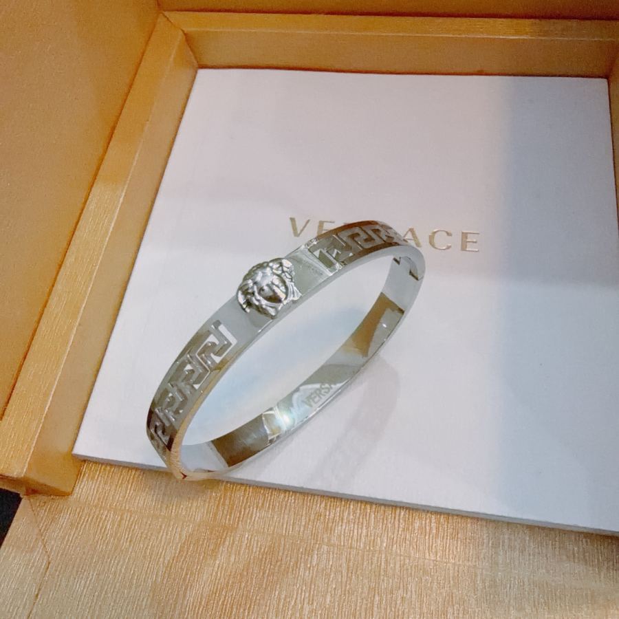 Versace Jewelry Dumeisa logo bracelet, diamond inlaid, exquisite craftsmanship — 1:1 Replica
