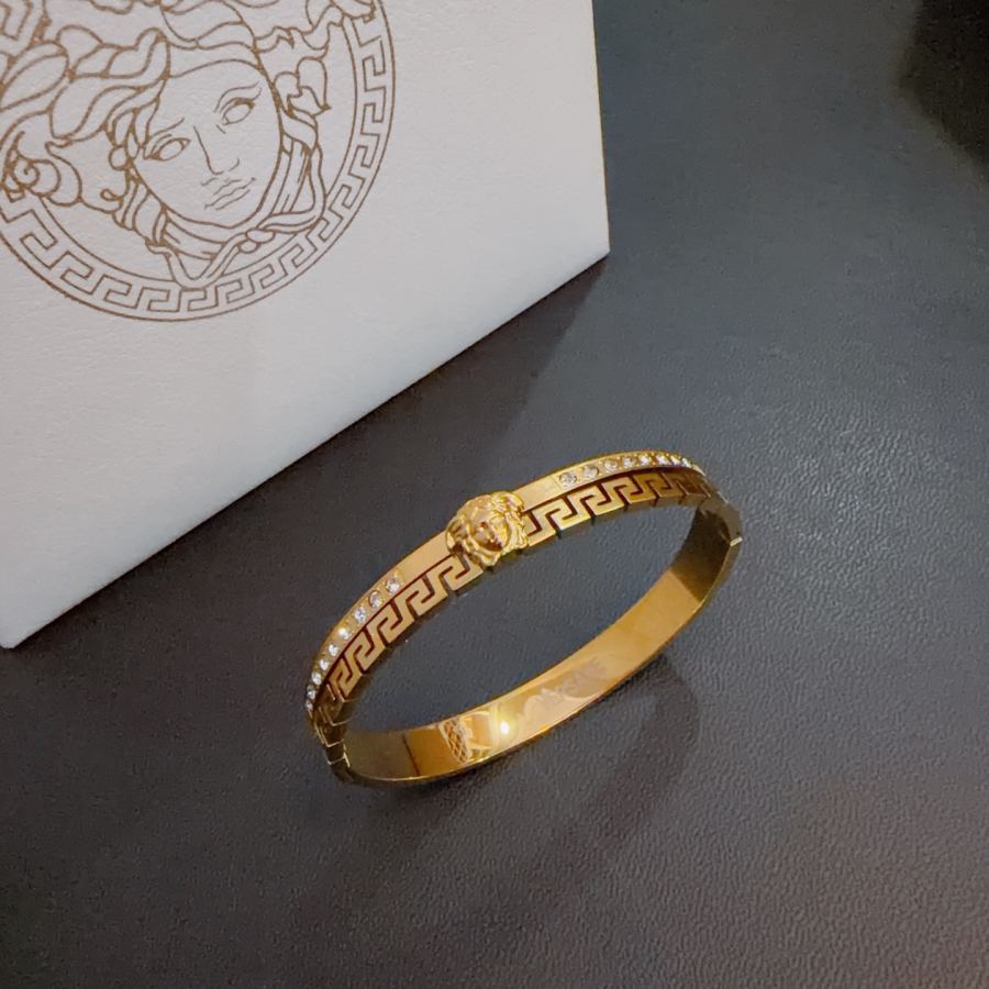 Versace Jewelry Dumeisa logo bracelet, diamond inlaid, exquisite craftsmanship — Premium Replica — photo 4