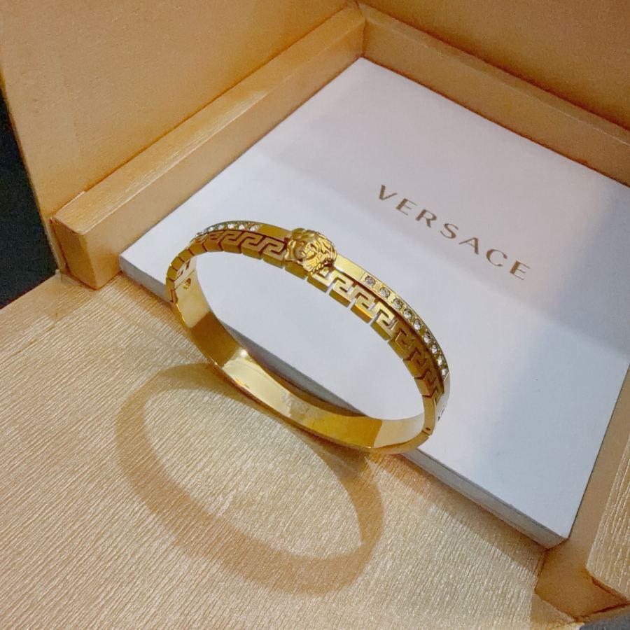 Versace Jewelry Dumeisa logo bracelet, diamond inlaid, exquisite craftsmanship — Premium Replica — photo 6