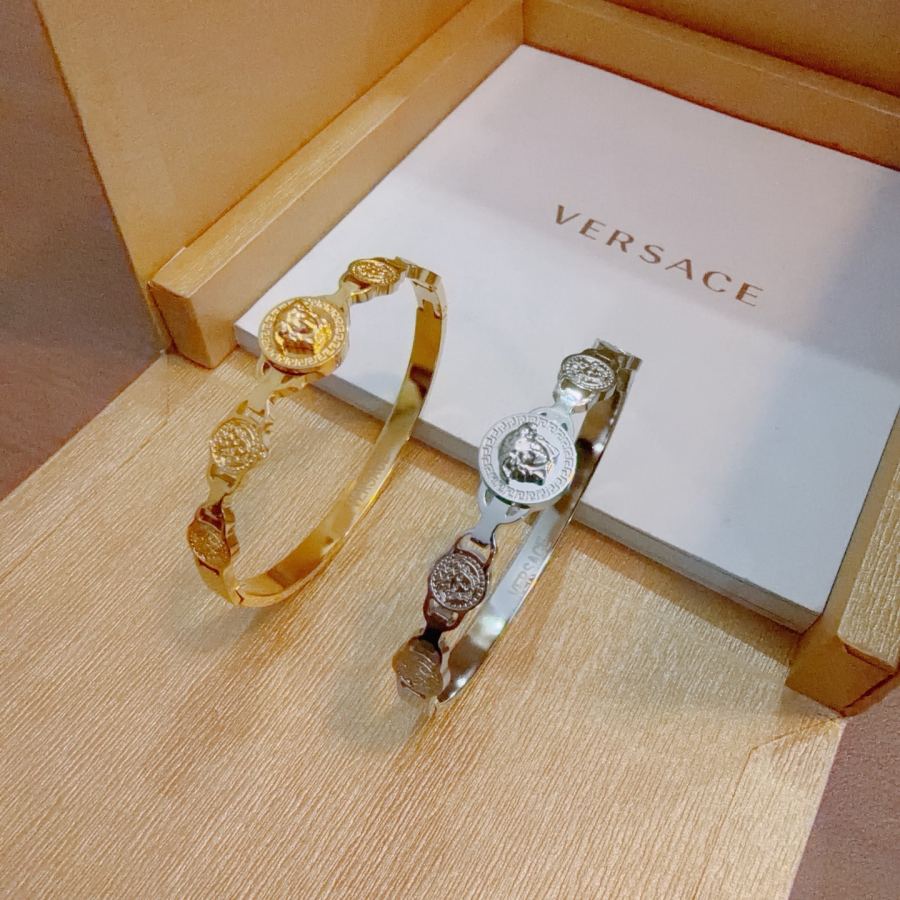 Versace Jewelry Dumeisa logo bracelet, diamond inlaid, exquisite craftsmanship — AAA Quality Replica — photo 3
