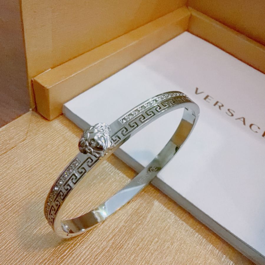 Versace Jewelry Dumeisa logo bracelet, diamond inlaid, exquisite craftsmanship — 1:1 Replica — photo 7