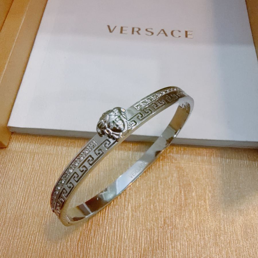 Versace Jewelry Dumeisa logo bracelet, diamond inlaid, exquisite craftsmanship — 1:1 Replica — photo 2