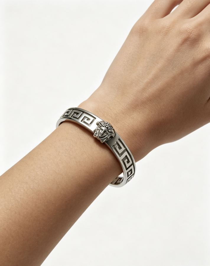 Versace Jewelry Dumeisa logo bracelet, diamond inlaid, exquisite craftsmanship — Premium Replica — photo 5