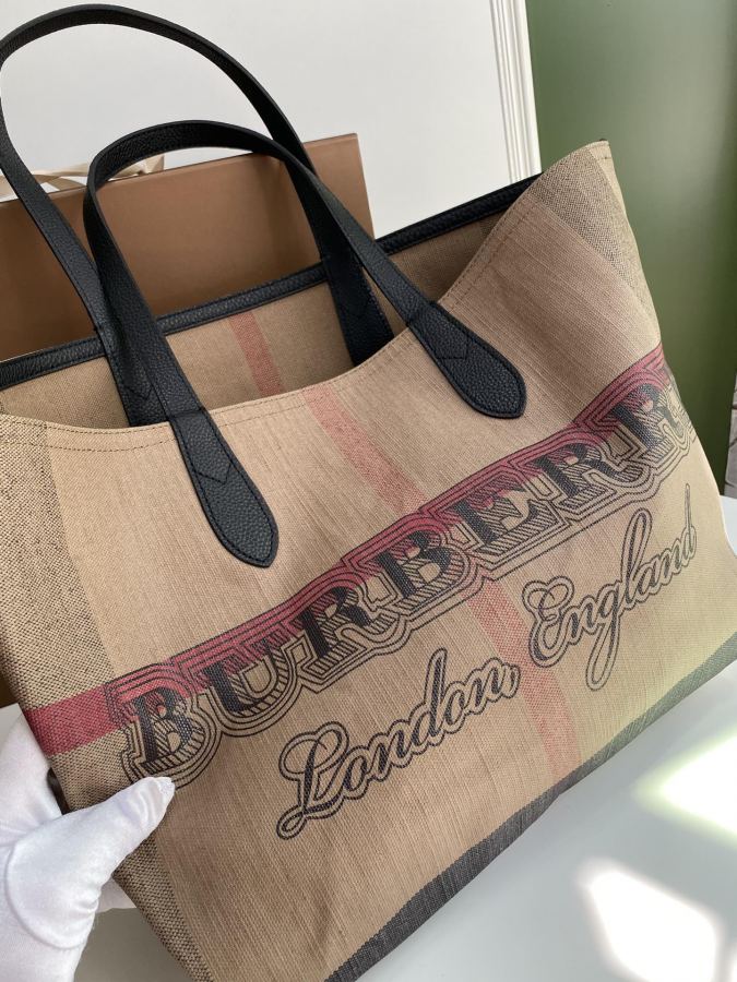 Burberry bag B’s pure original double-sided tote bag is made of coated plaid canvas. The random — AAA Quality Replica — photo 5