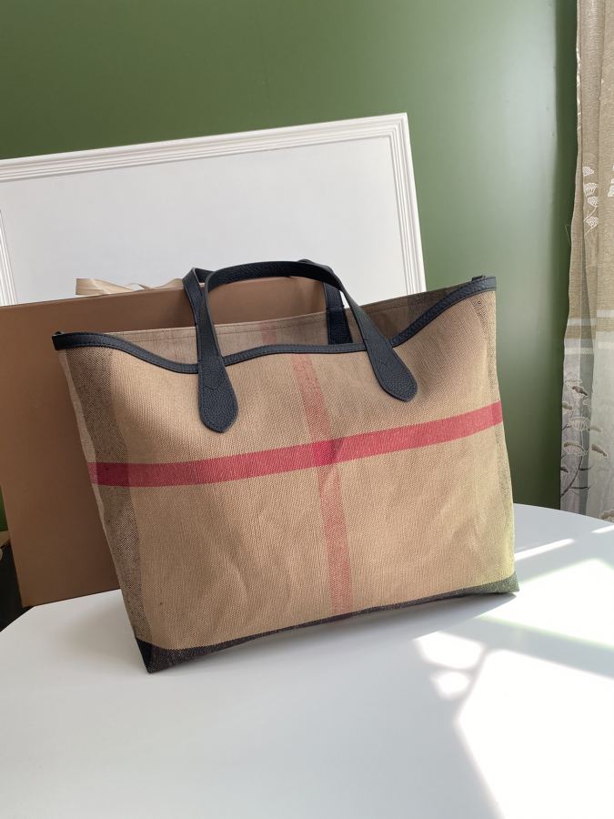 Burberry bag B’s pure original double-sided tote bag is made of coated plaid canvas. The random — AAA Quality Replica — photo 6
