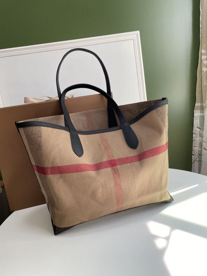 Burberry bag B’s pure original double-sided tote bag is made of coated plaid canvas. The random — AAA Quality Replica — photo 7