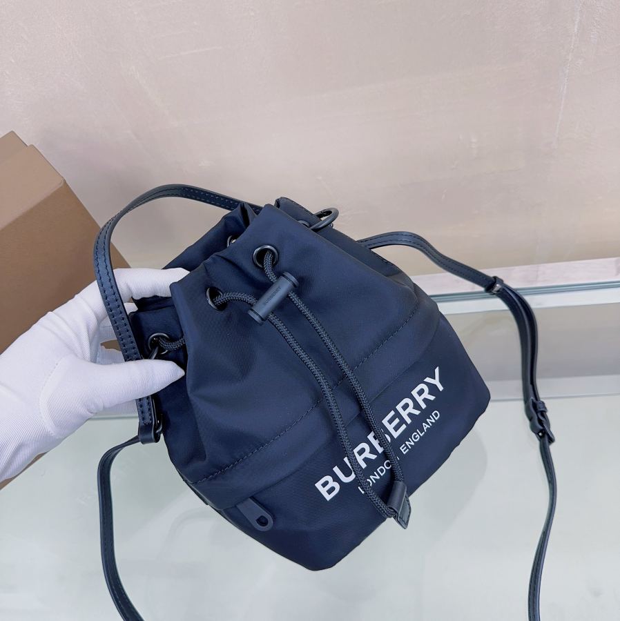 Burberry bag The most popular style Bur storage bucket with plaid elements is more classic and casual. — AAA Quality Replica — photo 4