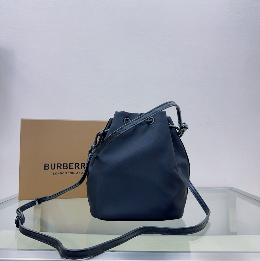 Burberry bag The most popular style Bur storage bucket with plaid elements is more classic and casual. — AAA Quality Replica — photo 2