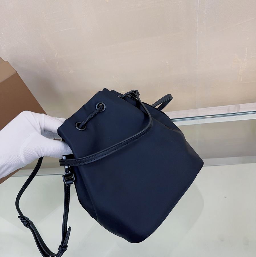 Burberry bag The most popular style Bur storage bucket with plaid elements is more classic and casual. — AAA Quality Replica — photo 3