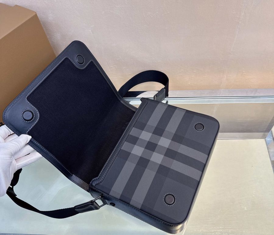 Burberry bag The newest postman is here Exquisite and upright design, decorated with B family plaid, — AAA Quality Replica — photo 7