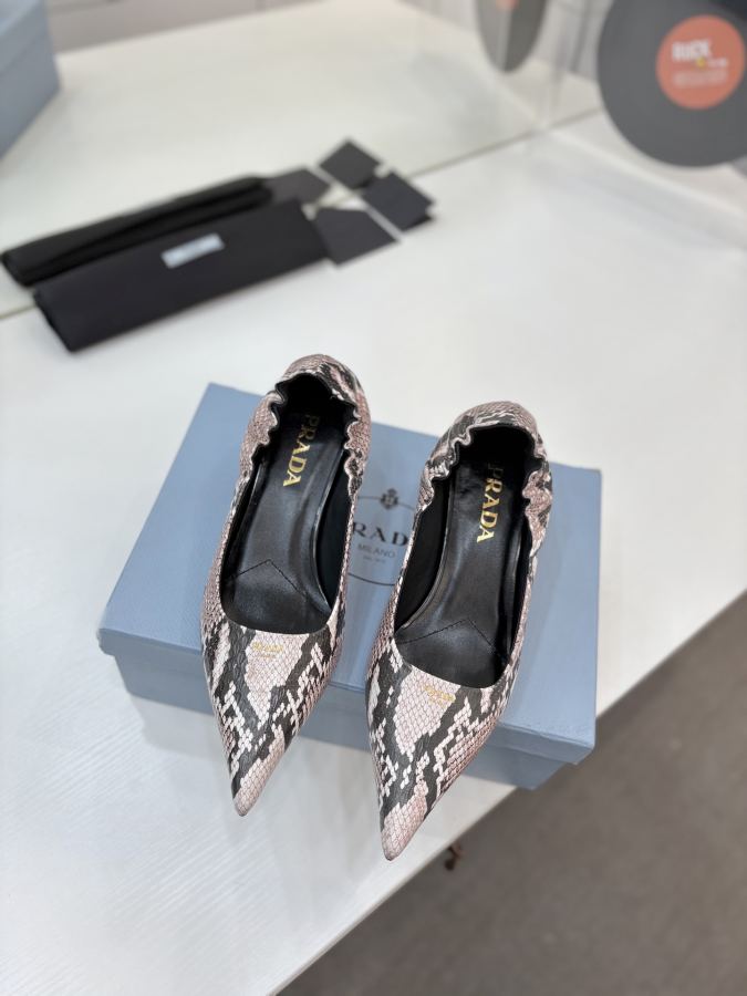 Prada women's shoes Factory price PRADA pointed toe high heels, — Premium Replica — photo 3