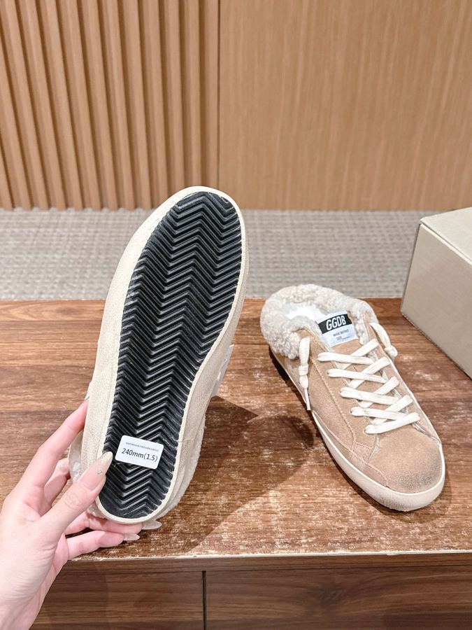 GGDB 𝐆𝐆𝐃𝐁 𝐆𝐨𝐥𝐝𝐞𝐧 𝐆𝐨𝐨𝐬𝐞# 25ss milk tea color velvet — AAA Quality Replica — photo 9