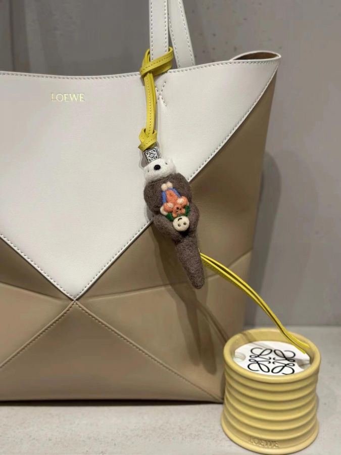 LOEWE bag Counter picture Wearing picture — 1:1 Replica — photo 3