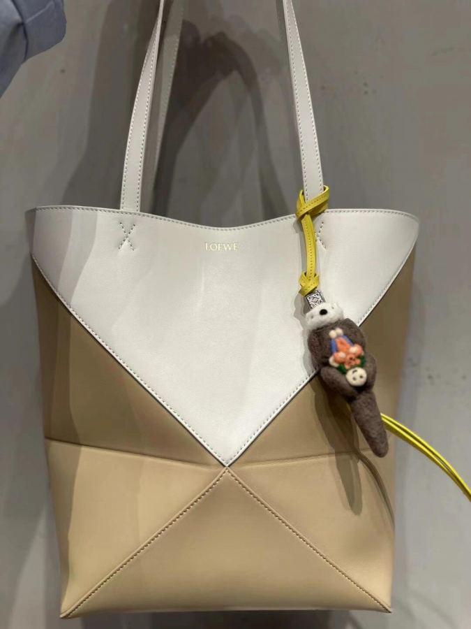 LOEWE bag Counter picture Wearing picture — 1:1 Replica — photo 4