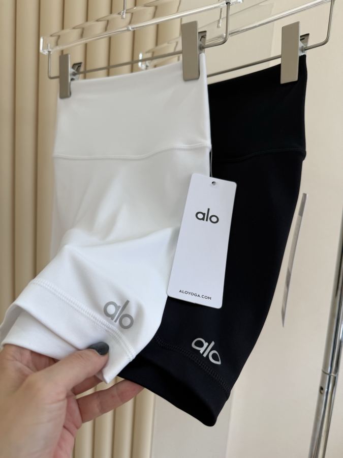 Alo Shorts Aloyoga Women's Quarter Cycling Pants Skin-Friendly and Nude Comfortable Casual Sports — Premium Replica — photo 7
