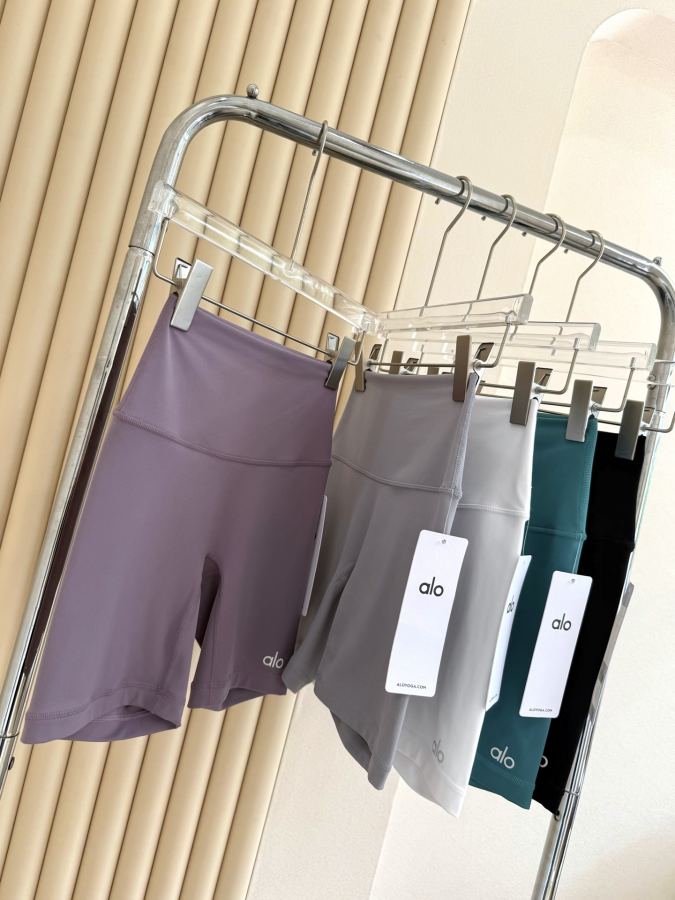 Alo Shorts Aloyoga Women's Quarter Cycling Pants Skin-Friendly and Nude Comfortable Casual Sports — Premium Replica — photo 2