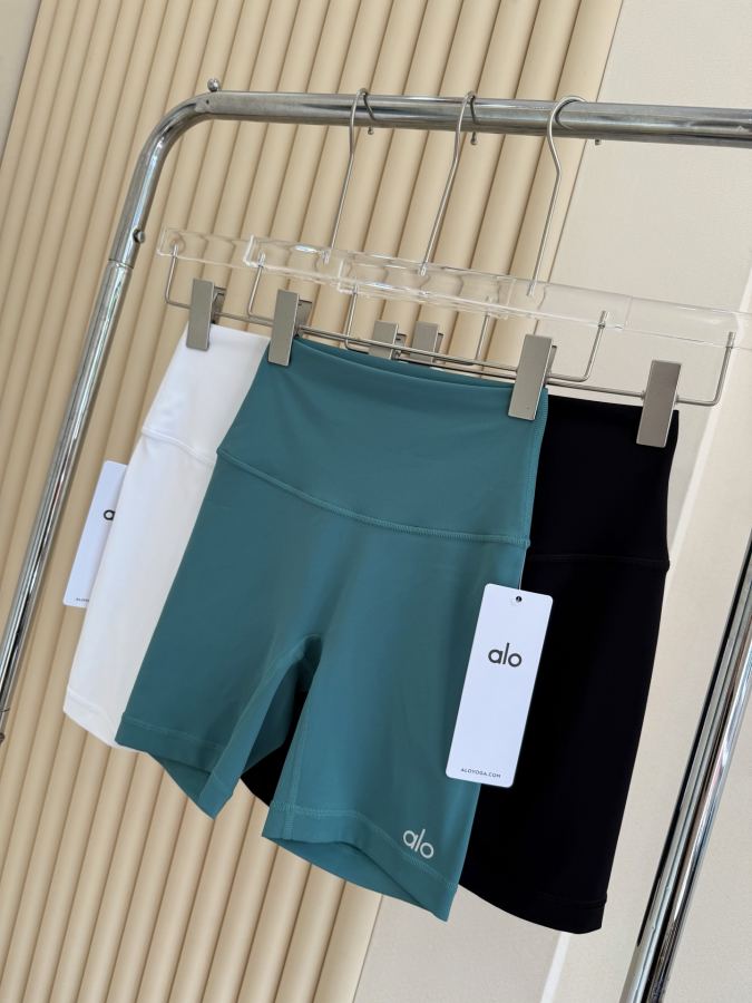 Alo Shorts Aloyoga Women's Quarter Cycling Pants Skin-Friendly and Nude Comfortable Casual Sports — 1:1 Replica — photo 9