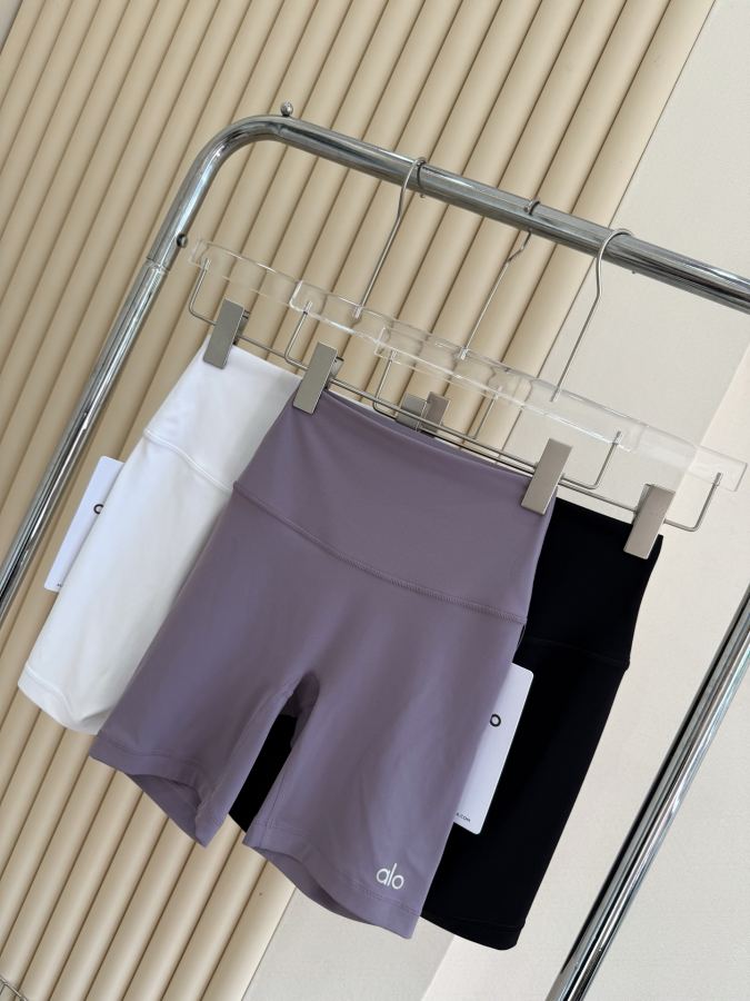 Alo Shorts Aloyoga Women's Quarter Cycling Pants Skin-Friendly and Nude Comfortable Casual Sports — 1:1 Replica — photo 2