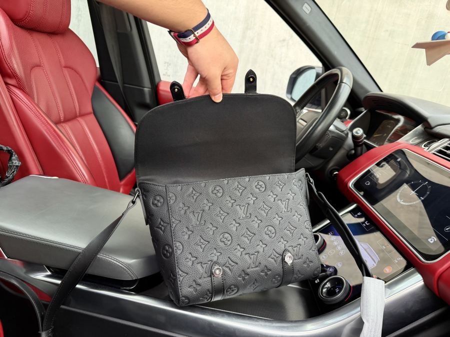 Hermes Women “Louis Vuitton”lv Louis Vuitton M28324 LOUIS VUITTON CHRISTOPHER Messenger Taurillon — 1:1 Replica — photo 8