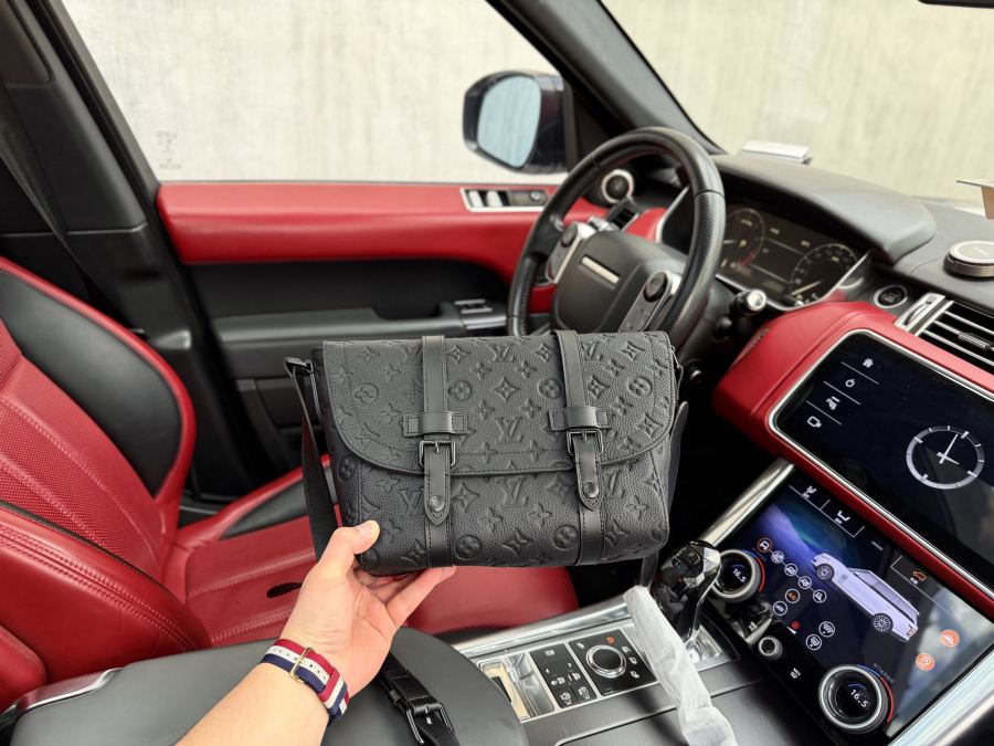 Hermes Women “Louis Vuitton”lv Louis Vuitton M28324 LOUIS VUITTON CHRISTOPHER Messenger Taurillon — 1:1 Replica — photo 4