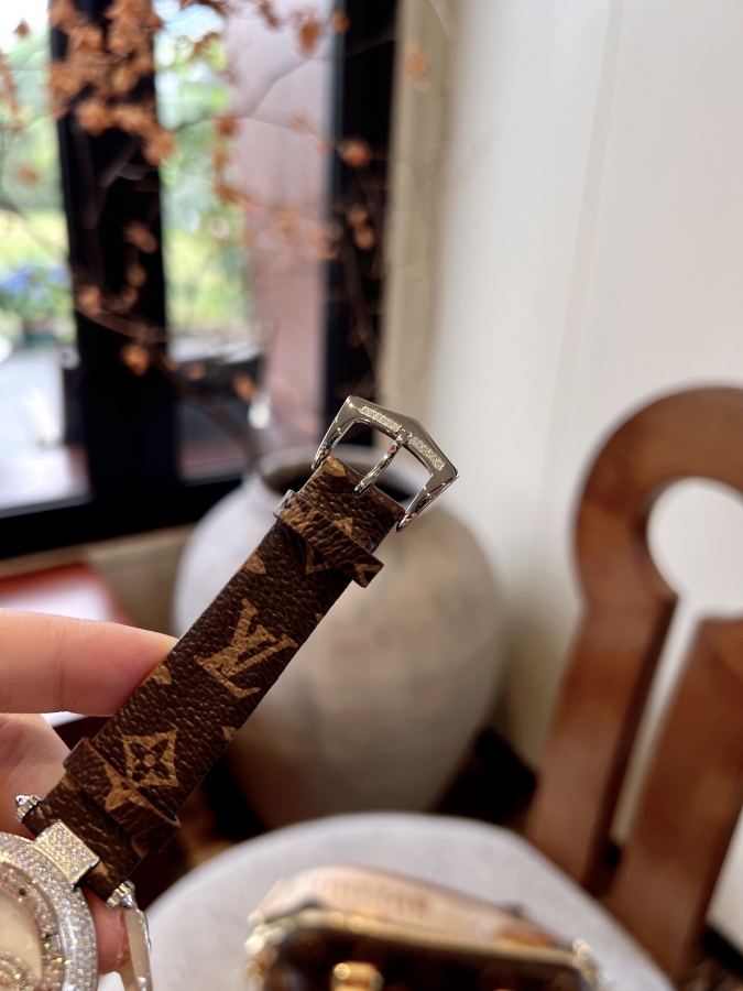 Louis Vuitton Horloges Dezelfde prijs als goud en wit) — photo 9