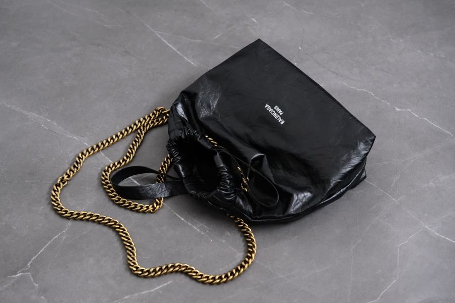Balenciaga bag - Ya’s Balenciaga garbage bag, same wrinkled leather as last year’s chain hourglass — 1:1 Replica For Sale — photo 5