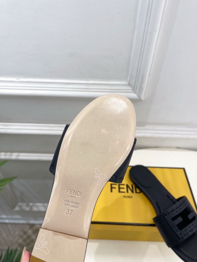 Fendi women's shoes 𝐅𝐄𝐍𝐃𝐈 | Fendi 26𝐬𝐬 — Premium Replica — photo 9