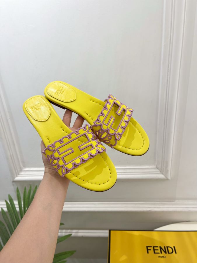 Fendi women's shoes 𝐅𝐄𝐍𝐃𝐈 | Fendi 26𝐬𝐬 — Premium Replica — photo 4