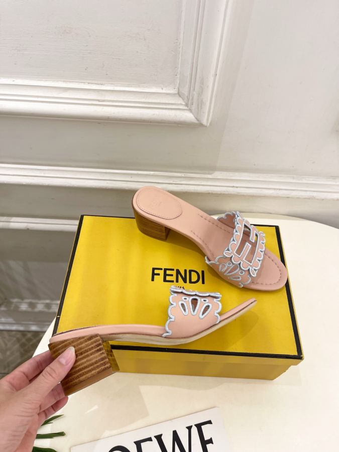 Fendi women's shoes 𝐅𝐄𝐍𝐃𝐈 | Fendi 26𝐬𝐬 — Premium Replica — photo 4