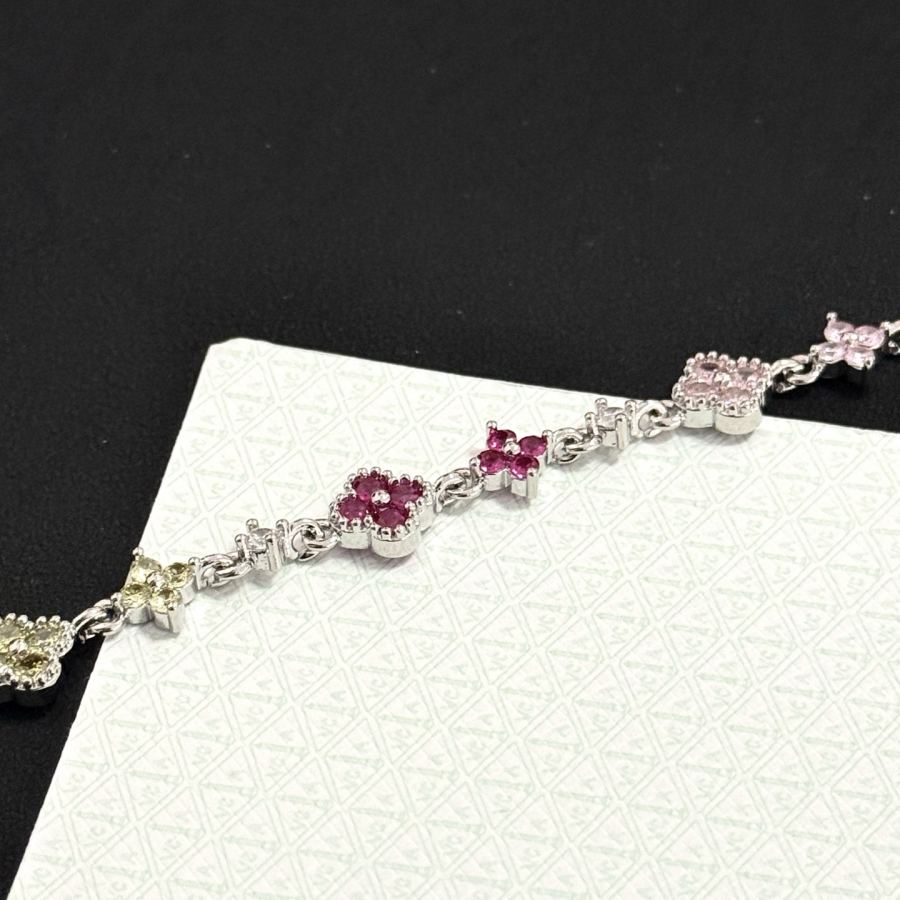 Van Cleef & Arpels Jewelry four-leaf clover bracelet, V gold level, diamond inlaid, three-dimensional — 1:1 Replica For Sale — photo 6