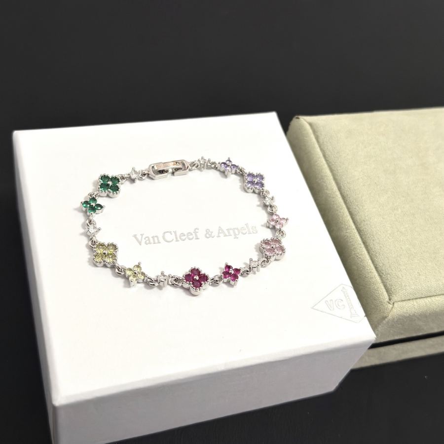 Van Cleef & Arpels Jewelry four-leaf clover bracelet, V gold level, diamond inlaid, three-dimensional — 1:1 Replica For Sale — photo 3