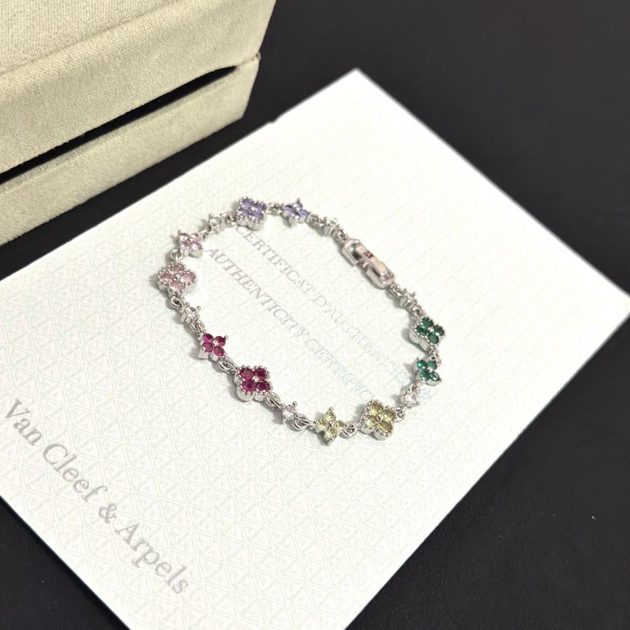 Van Cleef & Arpels Jewelry four-leaf clover bracelet, V gold level, diamond inlaid, three-dimensional — 1:1 Replica For Sale — photo 8