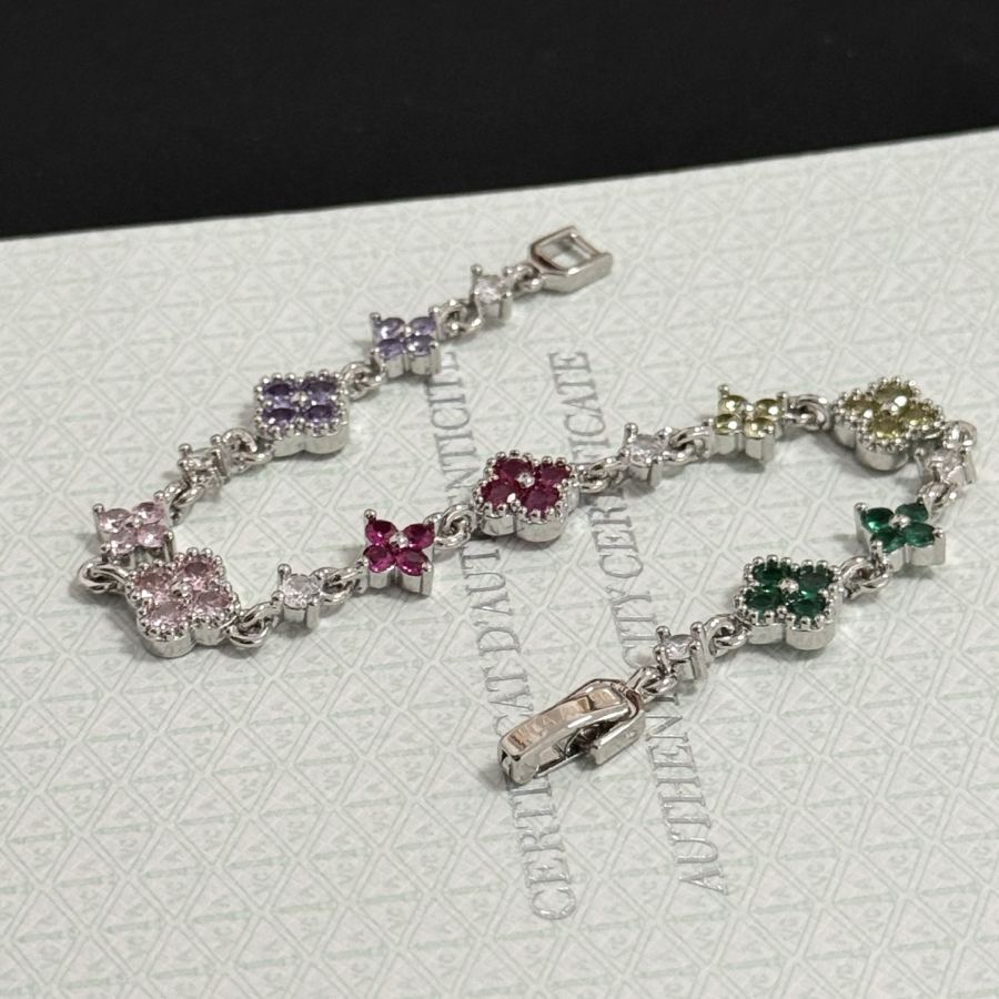 Van Cleef & Arpels Jewelry four-leaf clover bracelet, V gold level, diamond inlaid, three-dimensional — 1:1 Replica For Sale — photo 7