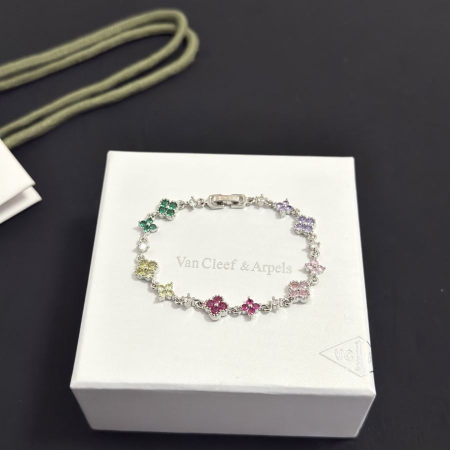 Van Cleef & Arpels Jewelry four-leaf clover bracelet, V gold level, diamond inlaid, three-dimensional — 1:1 Replica For Sale — photo 2