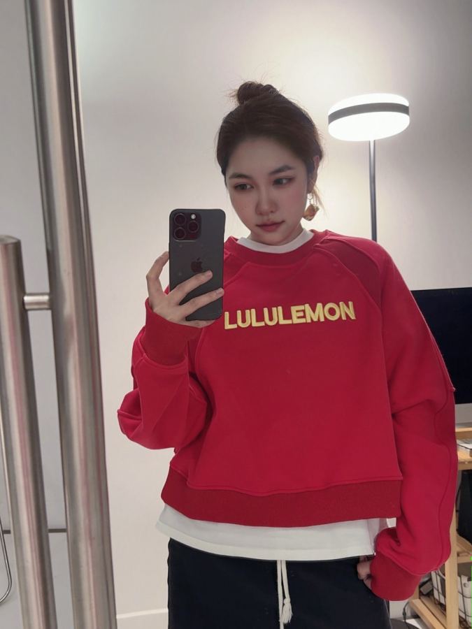 Lulu Long sleeve - Real shot of upper body Chinese red — Premium Replica — photo 4