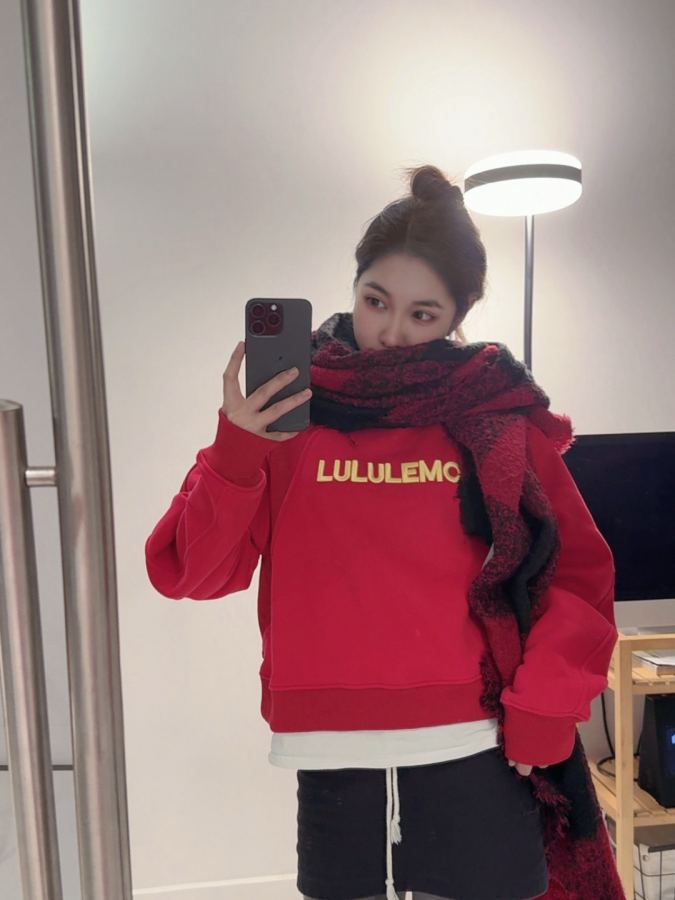 Lulu Long sleeve - Real shot of upper body Chinese red — Premium Replica — photo 6