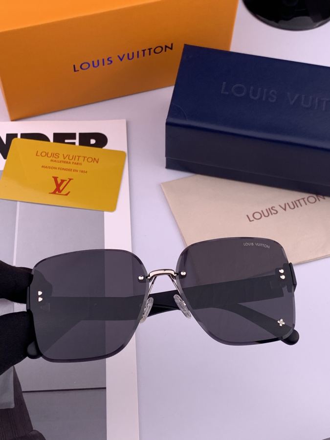LV glasses L1550 large-frame sunglasses with classic square frame, elegant with coat or dress, nylon — AAA Quality Replica — photo 4