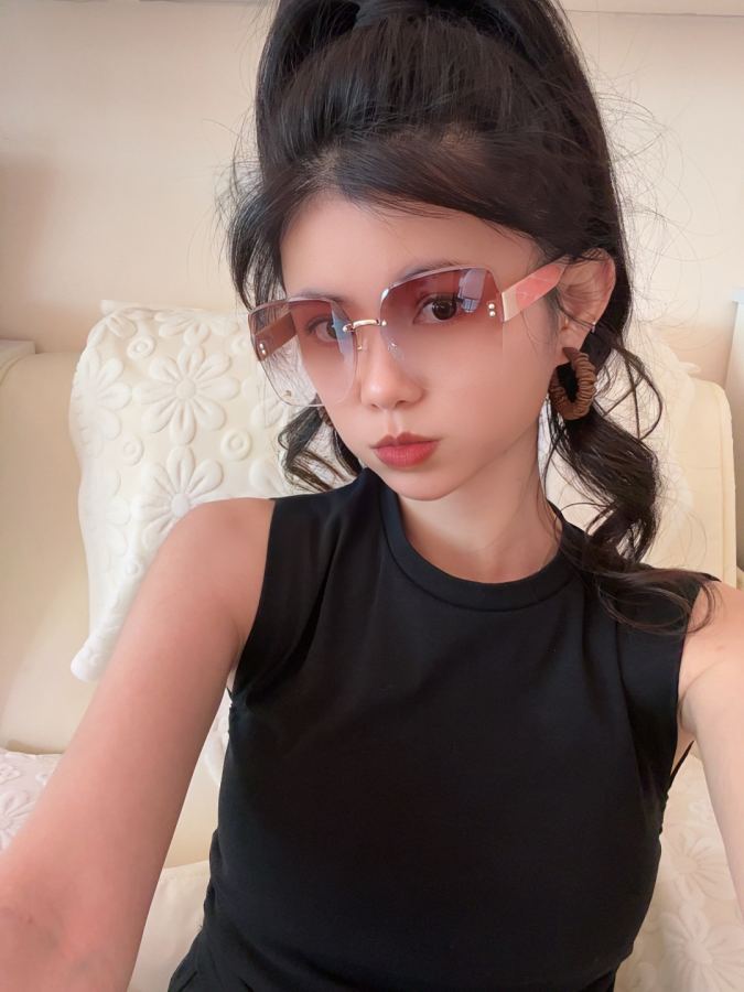 LV glasses L1550 large-frame sunglasses with classic square frame, elegant with coat or dress, nylon — AAA Quality Replica — photo 2