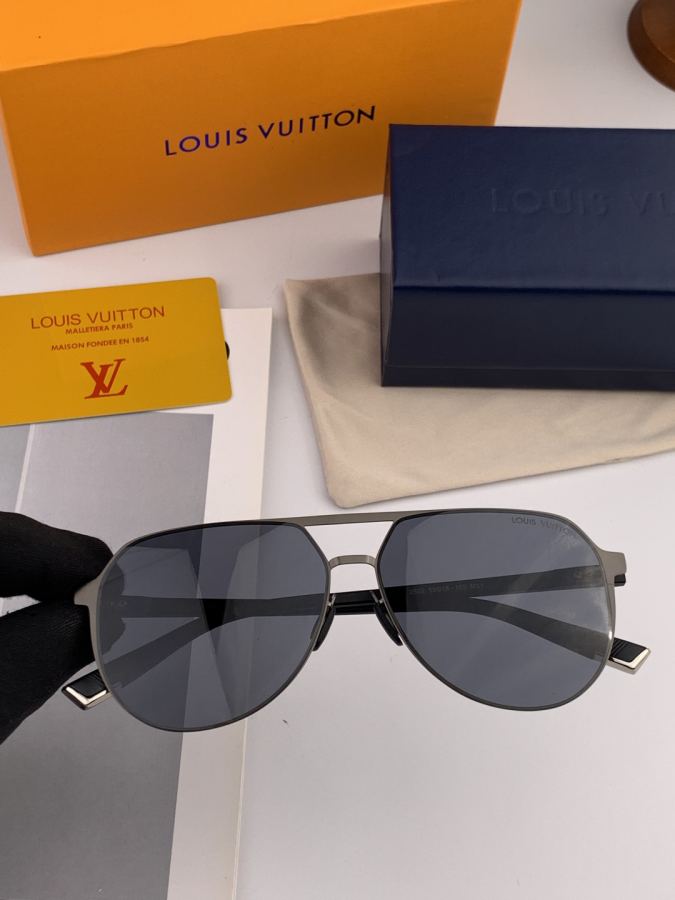 LV glasses LV men's colorful aviator polarized sunglasses Material: HD nylon thickened card slot — 1:1 Replica For Sale — photo 3