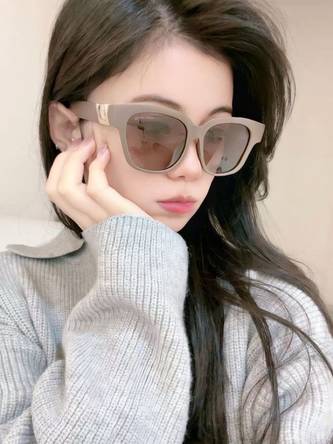 LV glasses LV large-frame sunglasses have a classic square frame design, regardless of your face — Premium Replica