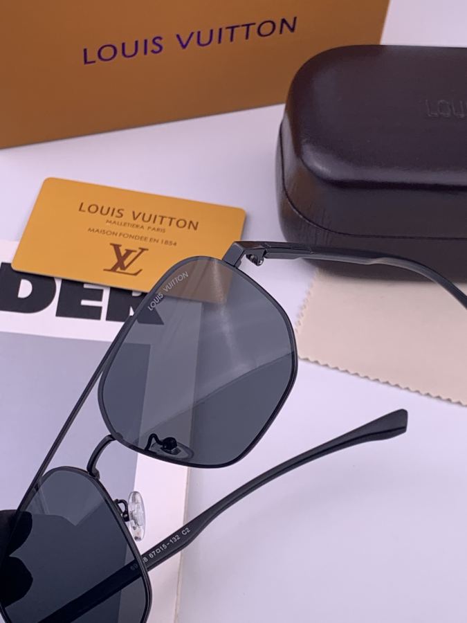 LV glasses LV men's colorful aviator polarized sunglasses Material: HD nylon thickened card slot — AAA Quality Replica — photo 4