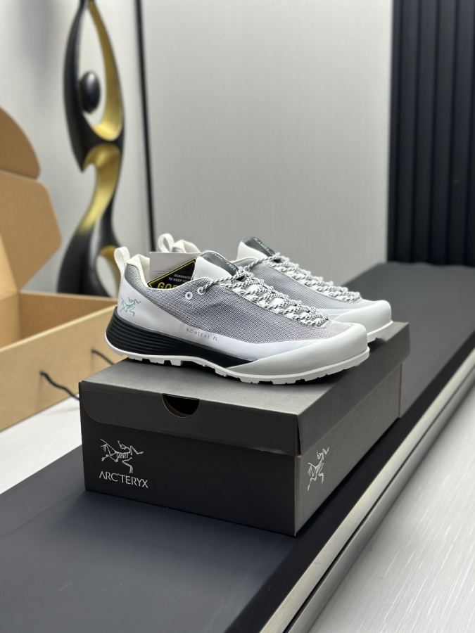 Fendi women's shoes Factory Men's — AAA Quality Replica — photo 2