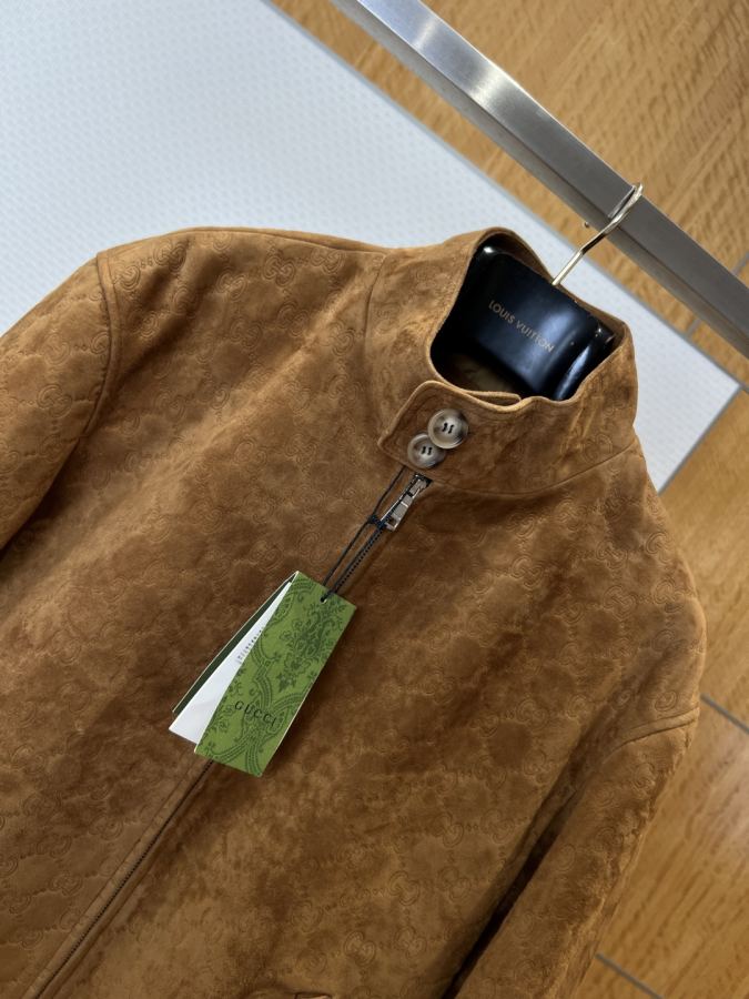 Gucci uomo GUCCI Giacca in pelle martellata scamosciata con colletto rialzato con doppia G in rilievo — photo 3