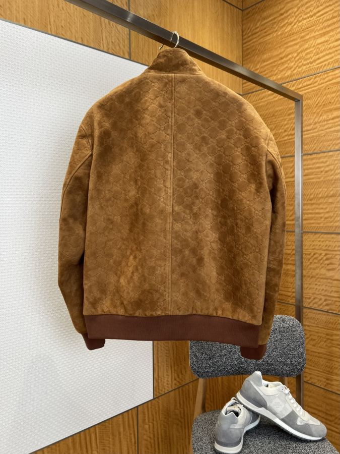 Gucci uomo GUCCI Giacca in pelle martellata scamosciata con colletto rialzato con doppia G in rilievo — photo 2